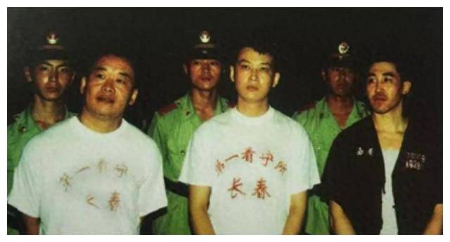 1998年长春黑老大惨死，100多辆豪车送葬，沿街抛洒人民币