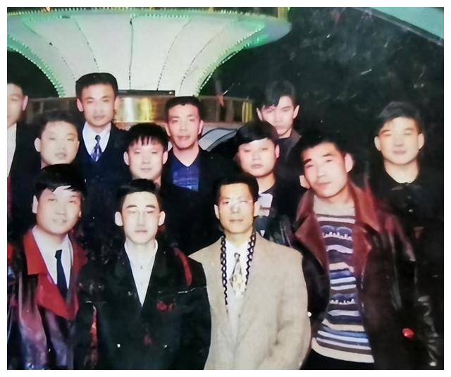 1998年长春黑老大惨死，100多辆豪车送葬，沿街抛洒人民币