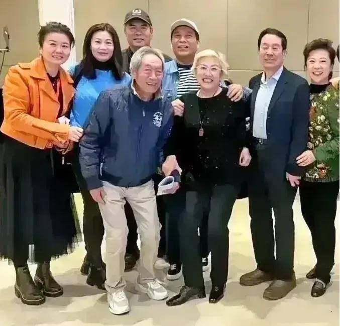 73岁宋春丽线上公开露面，头发全白了但发烫卷化淡妆，是个有气质的优雅老太太