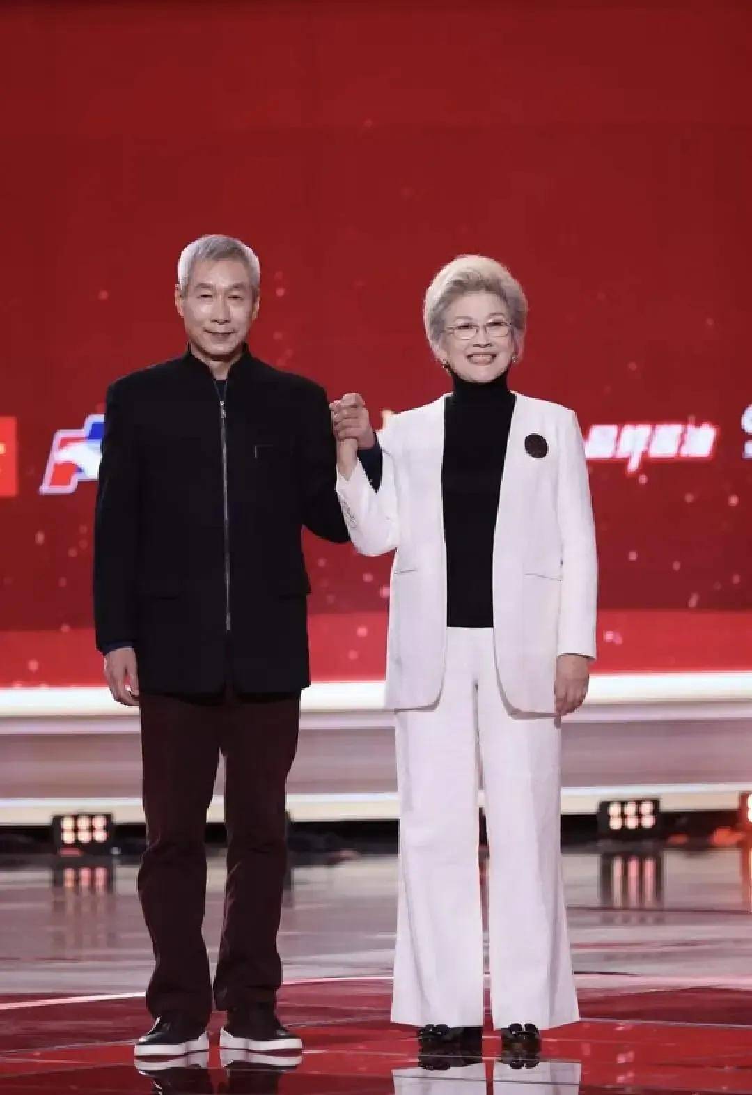 73岁宋春丽线上公开露面，头发全白了但发烫卷化淡妆，是个有气质的优雅老太太
