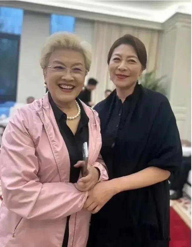 73岁宋春丽线上公开露面，头发全白了但发烫卷化淡妆，是个有气质的优雅老太太