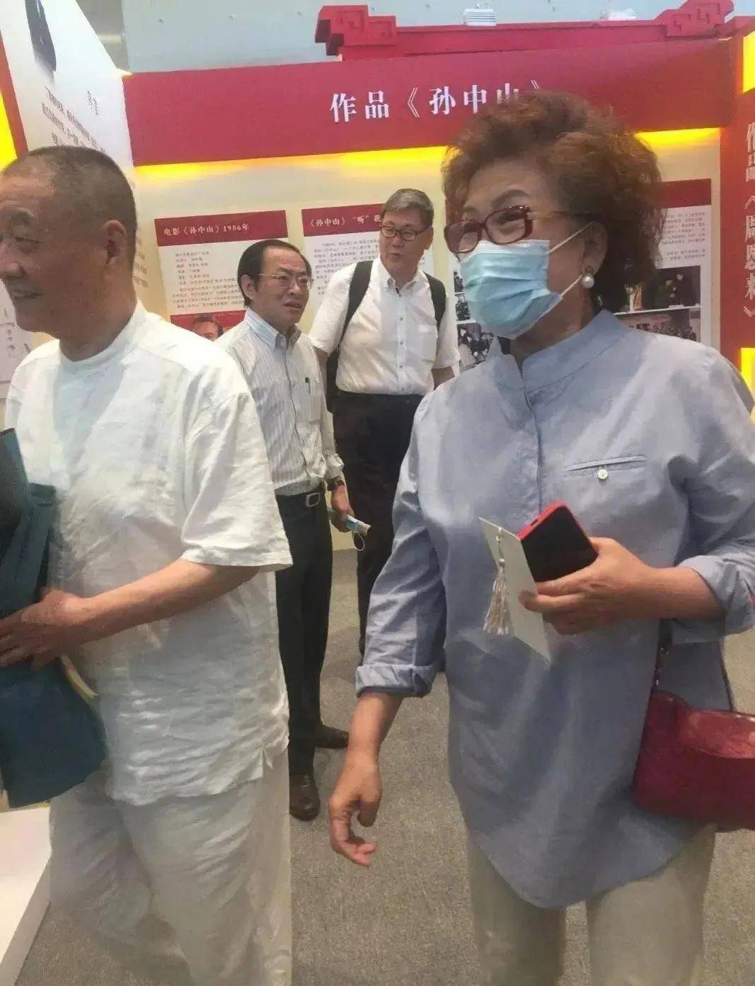 73岁宋春丽线上公开露面，头发全白了但发烫卷化淡妆，是个有气质的优雅老太太