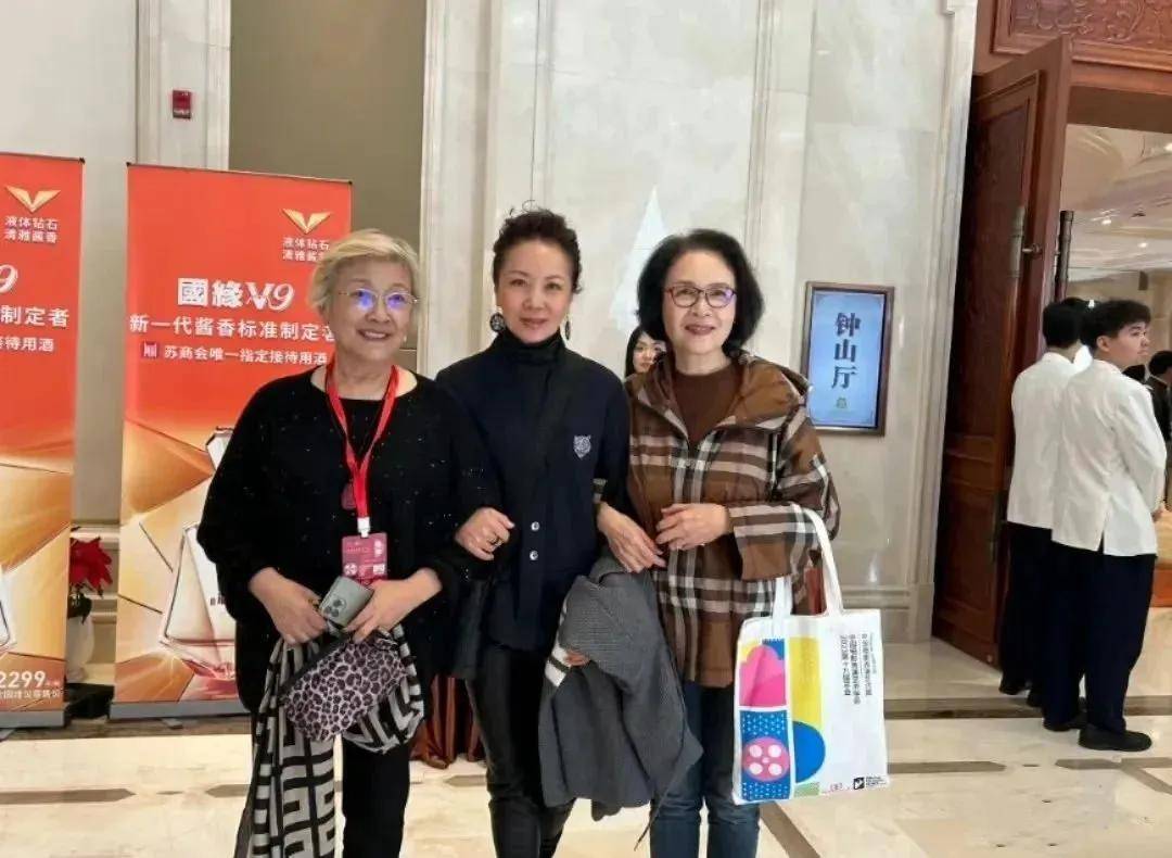 73岁宋春丽线上公开露面，头发全白了但发烫卷化淡妆，是个有气质的优雅老太太