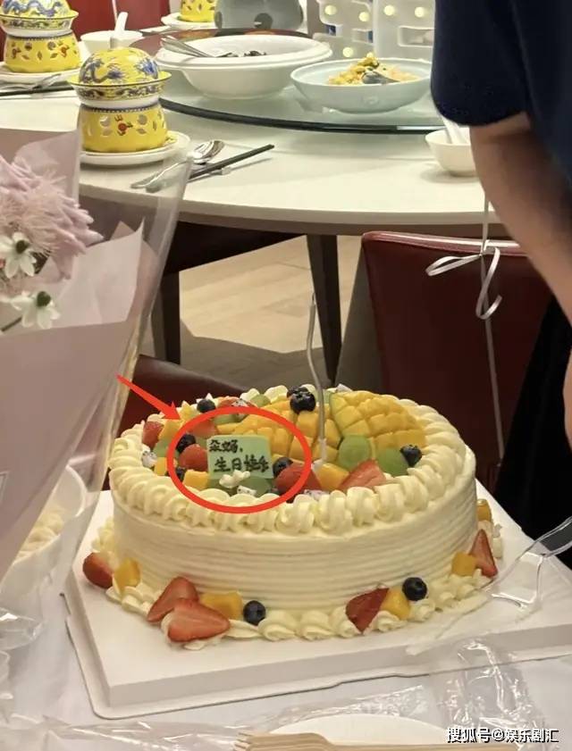 徐帆生日撒狗粮，冯小刚头发全白，衰老很快，养女打扮越来越时尚