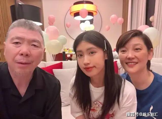 徐帆生日撒狗粮，冯小刚头发全白，衰老很快，养女打扮越来越时尚