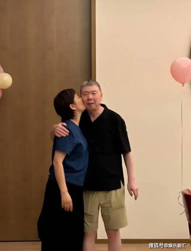 徐帆生日撒狗粮，冯小刚头发全白，衰老很快，养女打扮越来越时尚
