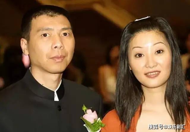 徐帆生日撒狗粮，冯小刚头发全白，衰老很快，养女打扮越来越时尚