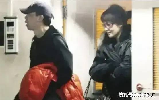 徐帆生日撒狗粮，冯小刚头发全白，衰老很快，养女打扮越来越时尚